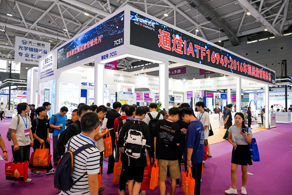 展位前熱鬧非凡 展位前熱鬧非凡